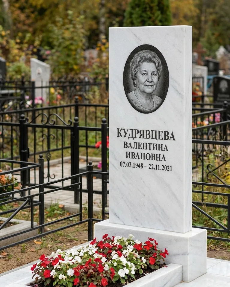 Двойной памятник под ключ с цоколем и плиткой в Тольятти
