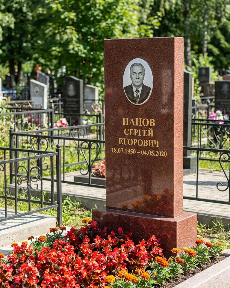 Двойной серый памятник под ключ с вазой в Тольятти