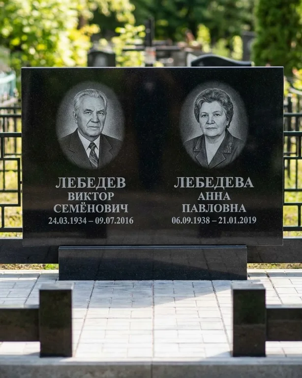 Памятник под ключ из красного гранита в Тольятти