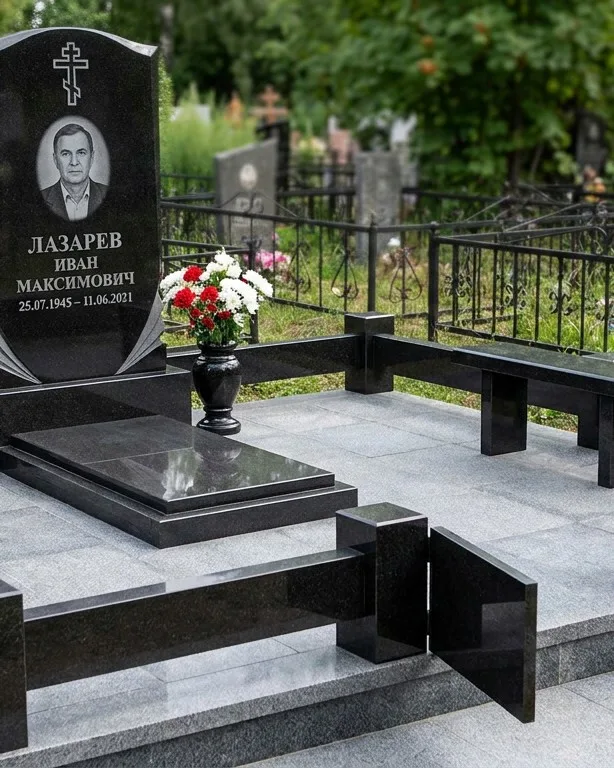 Памятник под ключ зимой с венком в Тольятти