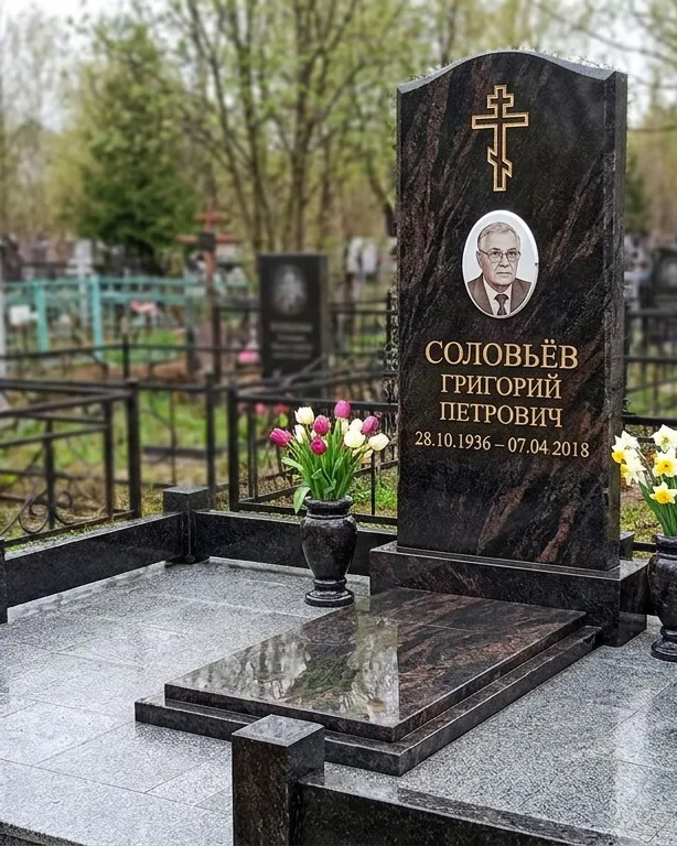 Памятник под ключ с гранитным цоколем и вазой, осень в Тольятти