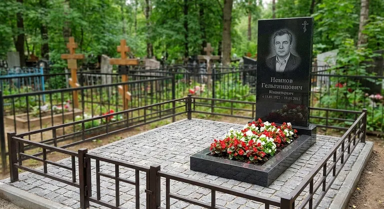 Памятник под ключ с цветником и благоустройством в Тольятти