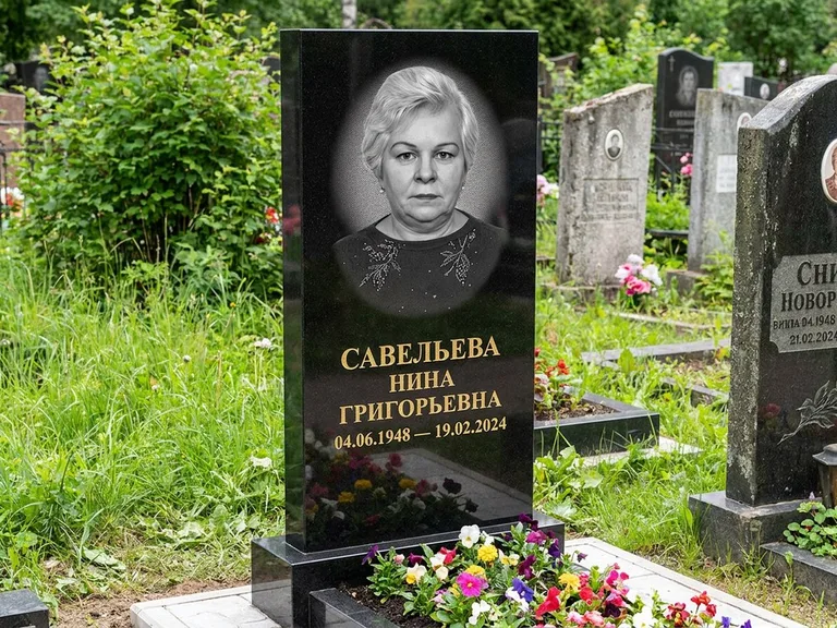 Портрет на памятнике в Тольятти — Паспортное фото восстановили и награвировали на чёрной стеле