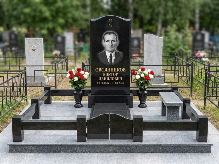 Портрет на памятнике в Тольятти — Старый снимок → гравировка на премиум-комплексе с плиткой и оградой
