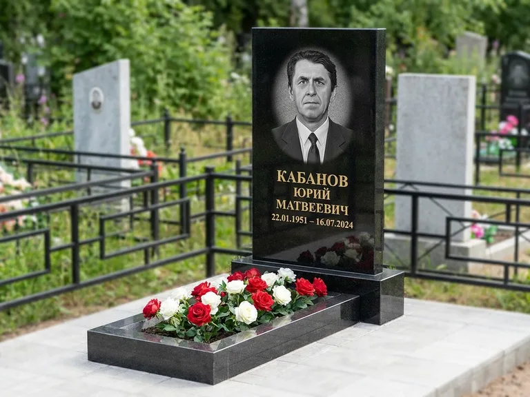 Портрет на памятнике в Тольятти — Старый снимок → гравировка на вертикальной стеле
