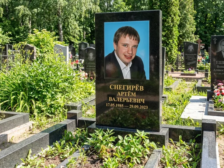 Портрет на памятнике в Тольятти — Цветное фото → прямоугольная фотокерамика на чёрном граните