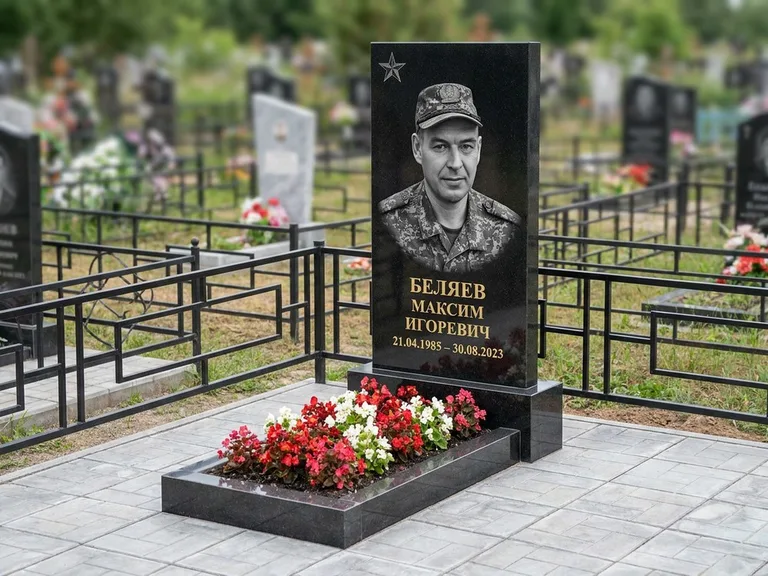 Портрет на памятнике в Тольятти — Военное фото → цветная фотокерамика, гравированная звезда