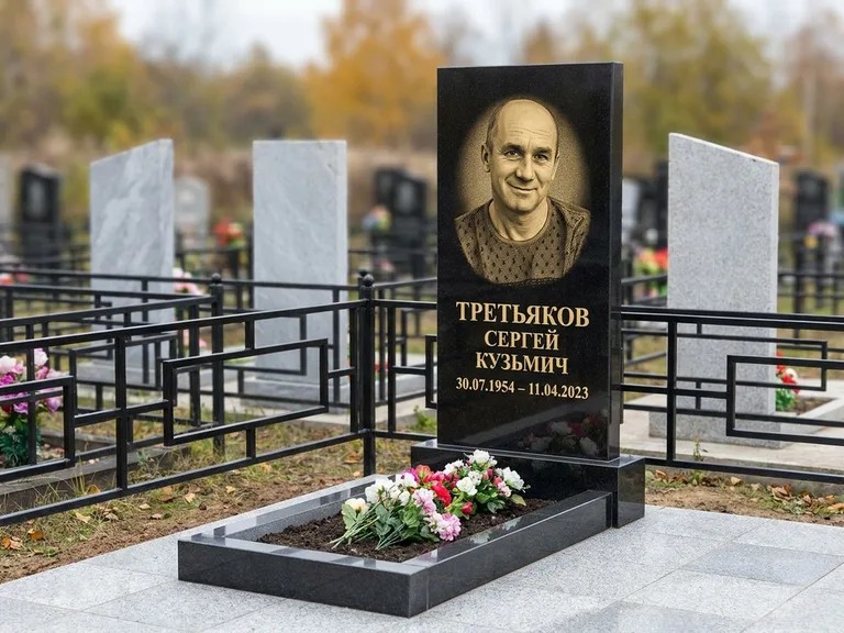 Портрет на памятнике в Тольятти — Восстановленный портрет → гравировка на вертикальной стеле
