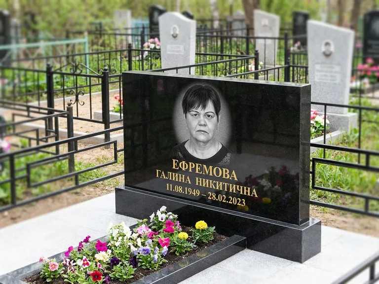 Портрет на памятнике в Тольятти — Ч/б портрет → гравировка на горизонтальном памятнике