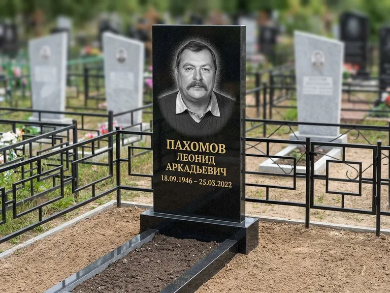 Портрет на памятнике в Тольятти — Маленькое фото → гравировка на простом бюджетном памятнике