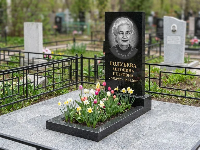 Портрет на памятнике в Тольятти — Выцветший скан восстановили и награвировали на стеле