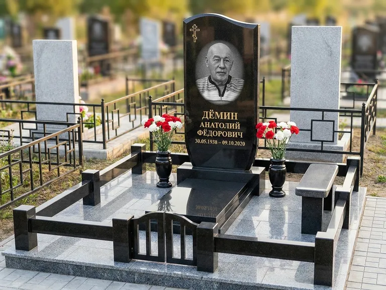 Портрет на памятнике в Тольятти — Реставрация → гравировка на премиум-комплексе
