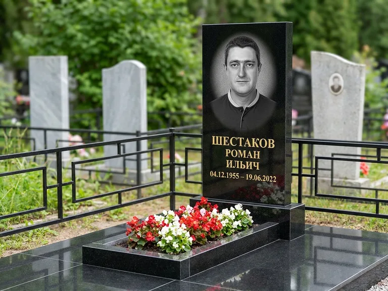 Портрет на памятнике в Тольятти — Ч/б портрет → гравировка на стеле