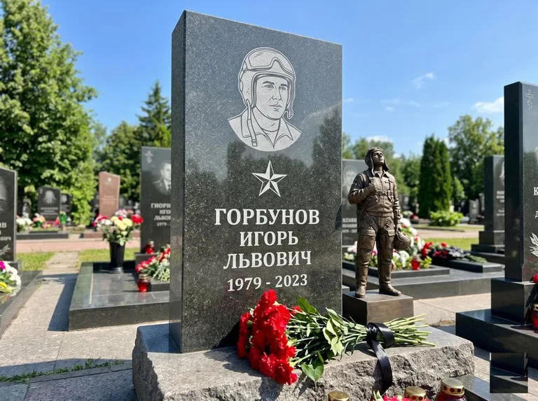 Гранитная фигура лётчика на памятнике военному со звездой в Тольятти