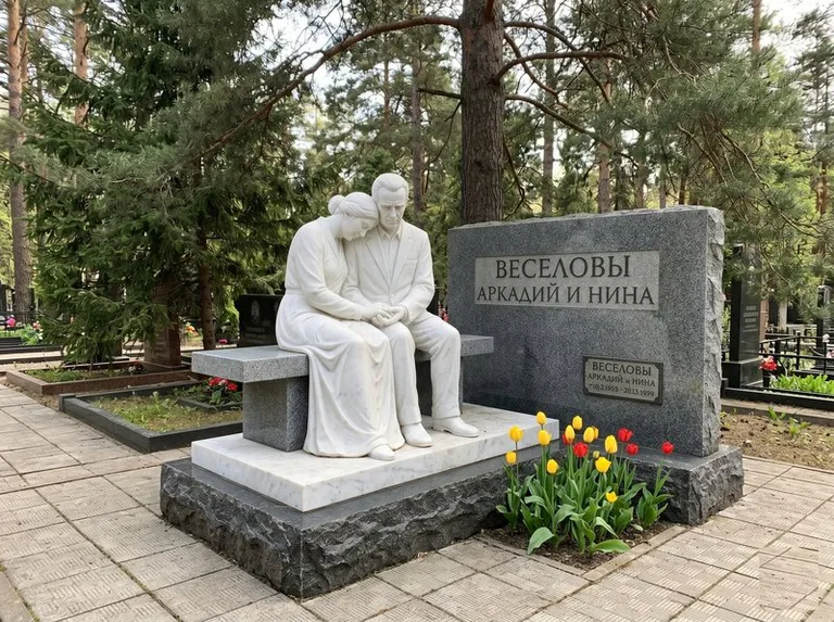 Мраморная скорбящая пара на эксклюзивном мемориале в Тольятти