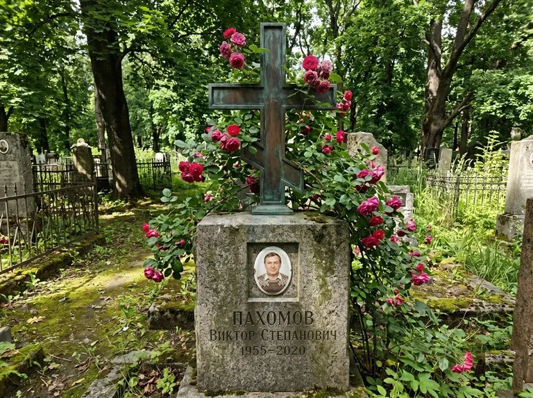 Бронзовый крест с розами на гранитной плите в Тольятти