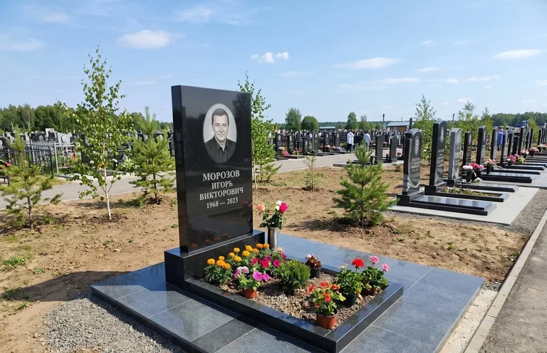 Уборка могилы со скамьёй до и после в Тольятти