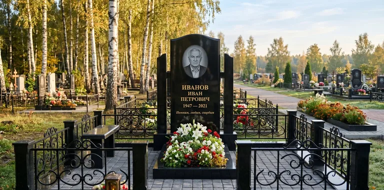 Мемориальный комплекс с цветником и оградой в Тольятти