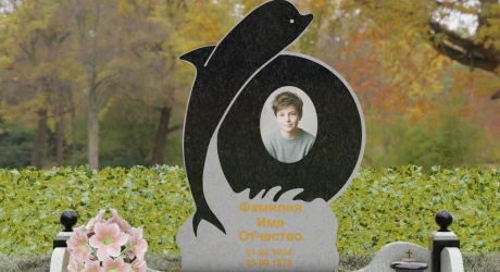 Детский памятник из белого мрамора мягкой формы
