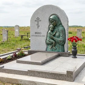 Бронзовый памятник в форме арки со скорбящей матерью