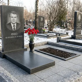 Памятник из тёмного базальта вертикальный лаконичного дизайна