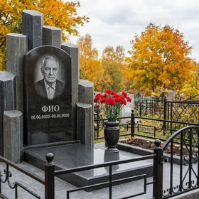 Памятник из базальта в форме скалы