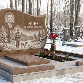 Гранитный памятник охотнику в виде скалы со сценой охоты