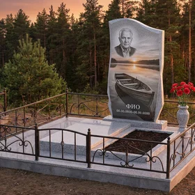 Гранитный памятник рыбаку в форме скалы с уловом