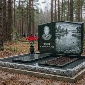 Гранитный памятник рыбаку в виде скалы со щукой