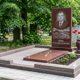 Гранитный памятник дальнобойщику с тягачом