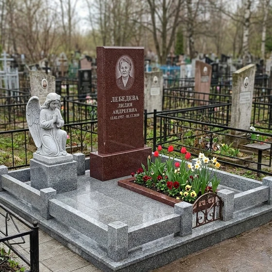 Памятник с ангелом из красного гранита