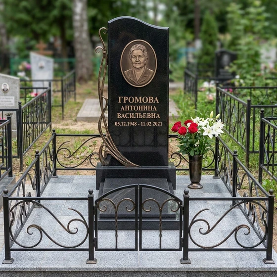 Элегантный гранитный монумент с художественной ковкой