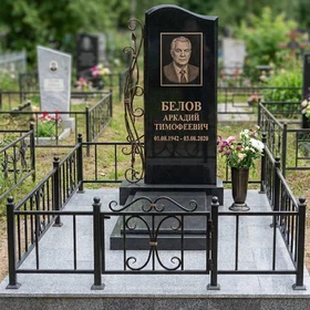 Черный гранитный монумент с бронзовыми вставками