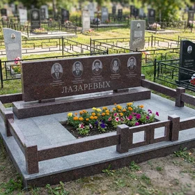 Мемориальный комплекс на 5 человек из красного гранита