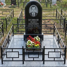 Памятник с куполом из чёрного гранита