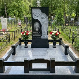 Комбинированный памятник из гранита со скульптурой ангела и голубя