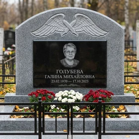 Памятник с парящими крыльями ангела из мансуровского гранита