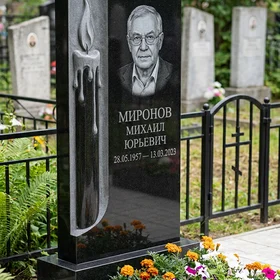 Памятник с зажженной свечой из черного габбро-диабаза