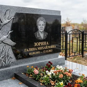 Памятник с журавлями из мансуровского гранита с черной вставкой