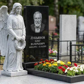Памятник с ангелом из черного габбро-диабаза с крылом