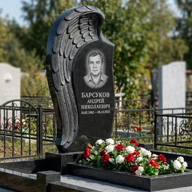 Памятник-стела с крылом ангела из черного габбро-диабаза