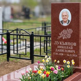 Памятник с букетом из трех роз из лезниковского гранита с портретом