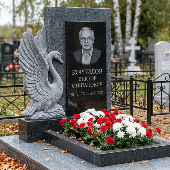 Памятник с лебедем из мансуровского гранита с распахнутыми крыльями