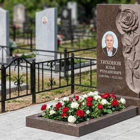 памятник с розой и портретом из дымовского гранита