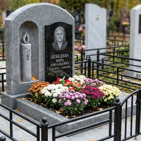 памятник-свеча из мансуровского гранита с портретом в форме арки