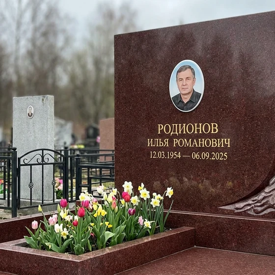 памятник скульптура свеча из красного гранита Лезниковский с портретом
