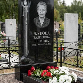 Памятник с пламенем свечи из габбро-диабаза с портретом