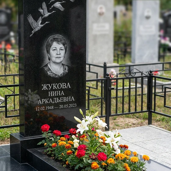 памятник с журавлями из черного гранита габбро-диабаза с портретом