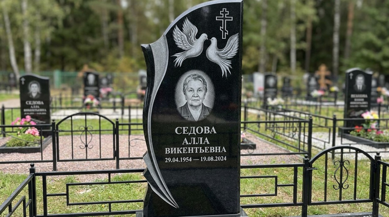 Пример дизайна: Гранитный памятник с голубями и православным крестом — фото и цена