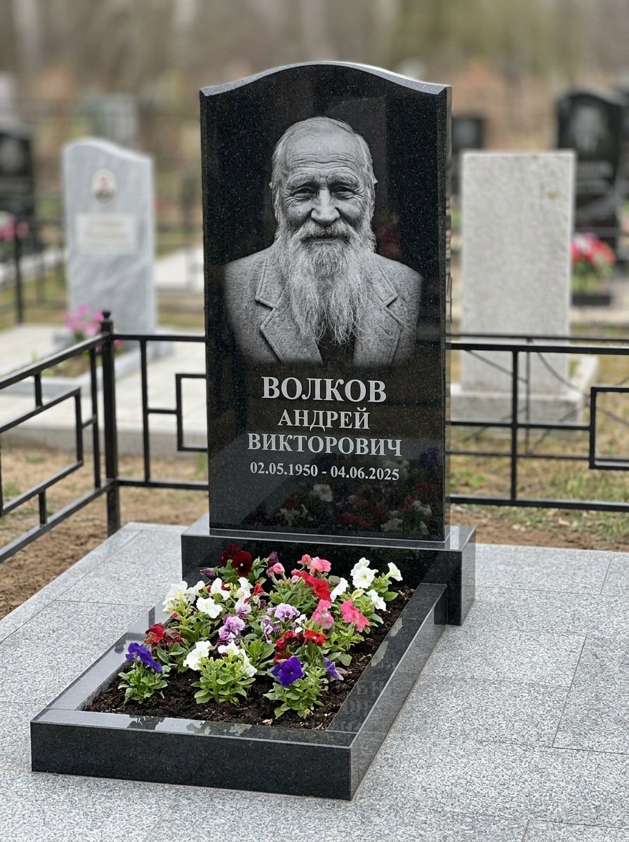 Портрет на памятнике в Тольятти — Старый снимок восстановили, портрет по грудь — гравировка